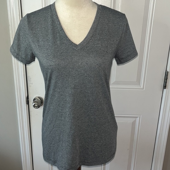 Under Armour women’s Tech heat gear gray V-Neck Tee Size XS - Picture 2 of 8